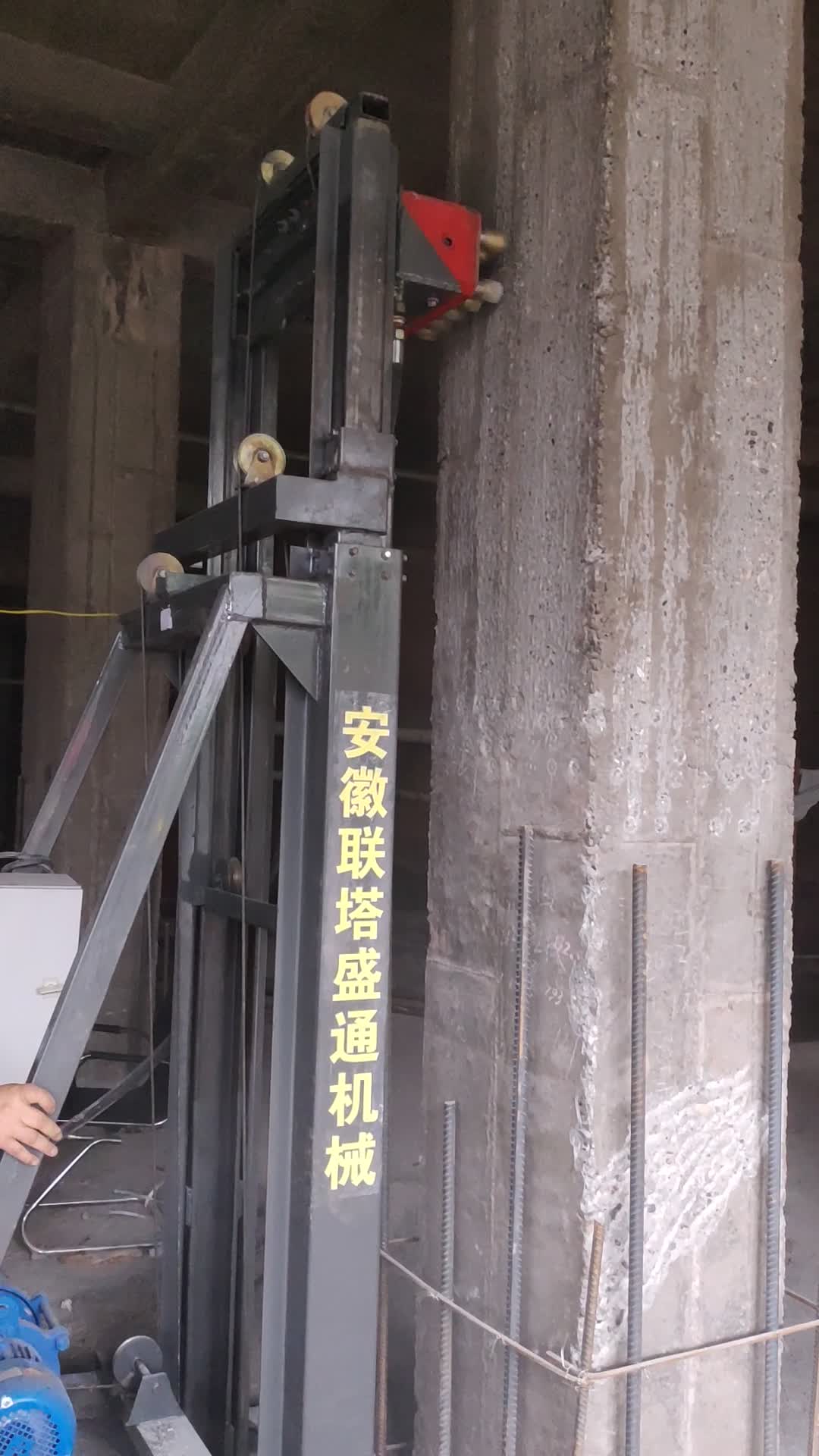 魏巍立柱鑿毛機(jī)，可以代替幾個工人，