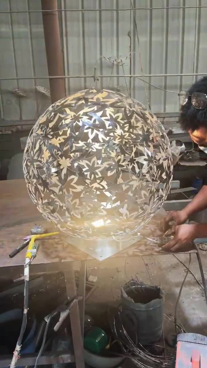 水景不锈钢镂空圆球雕塑发光镂空球定制厂家