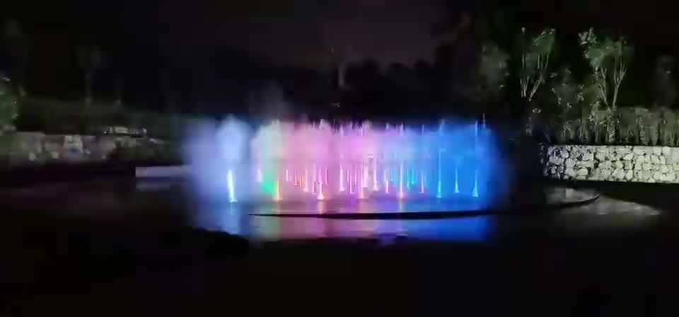 夜晚广场音乐喷泉表演