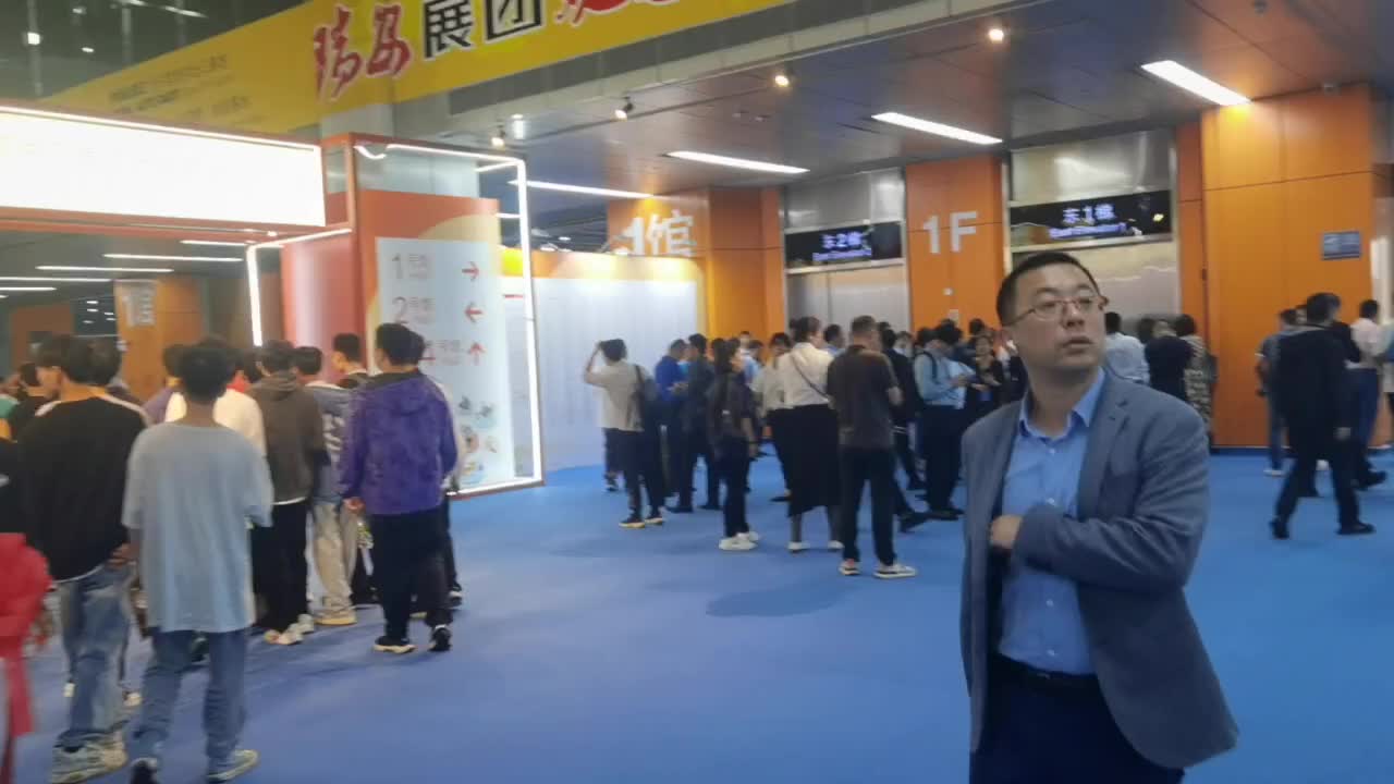 展會現場實拍觀眾與企業(yè)溝通交流