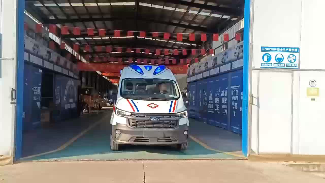 新款救护车发车实拍视频