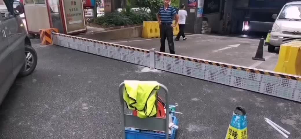 广州地下停车场拦水挡水板产品演示