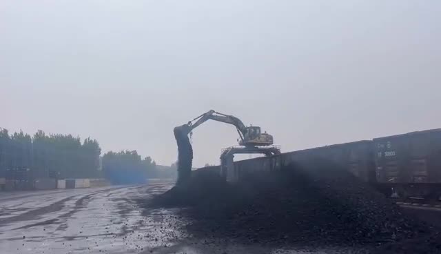 挖机大长腿卸煤快捷，5-10分钟