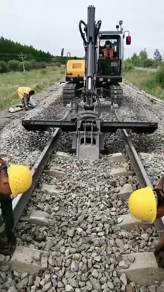 铁路挖机改造铺设枕木机