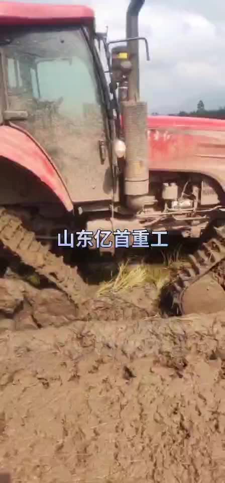 拖拉机改装三角履带轮泥地作业