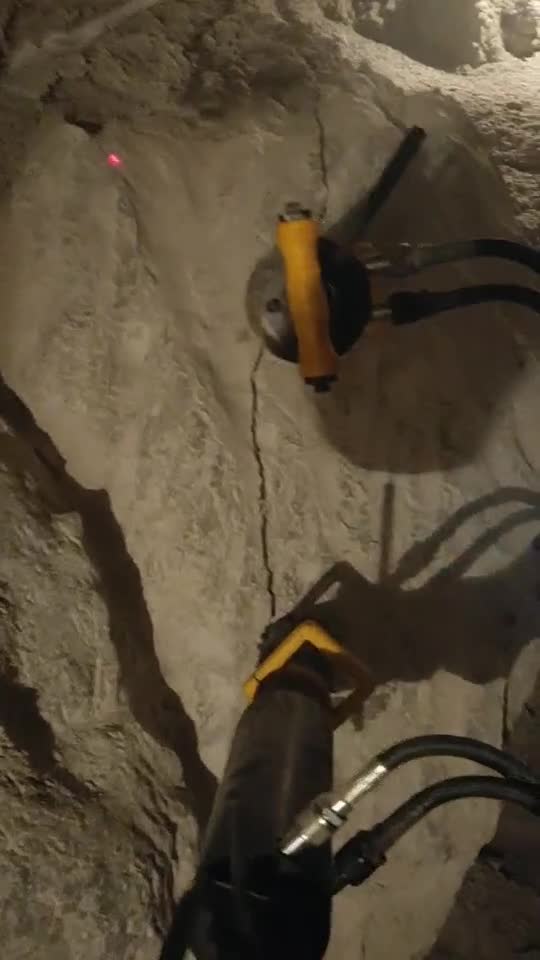 液压岩石劈裂机工作视频
