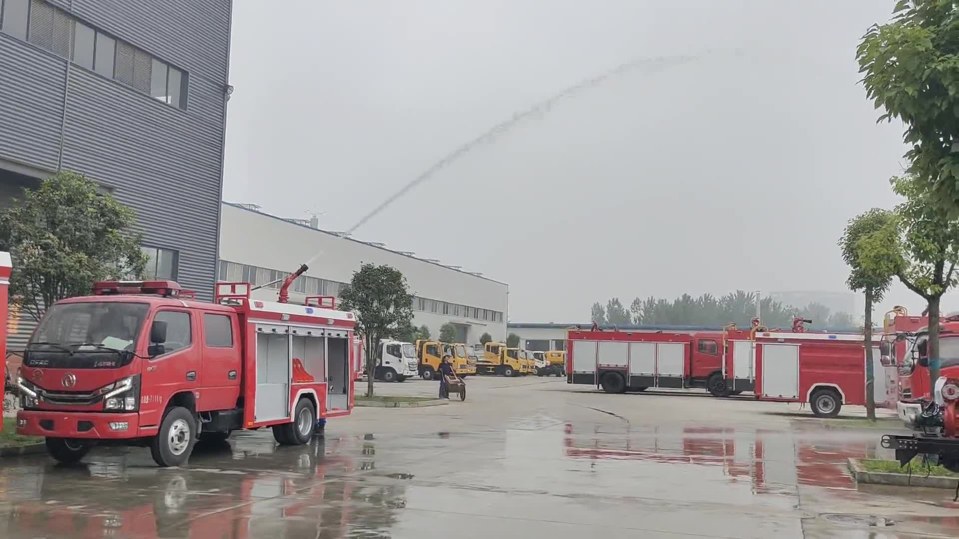 东风小多利卡2.5吨水罐消防车试水视频
