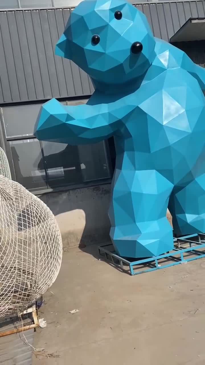 不锈钢切面熊雕塑，几何熊雕塑