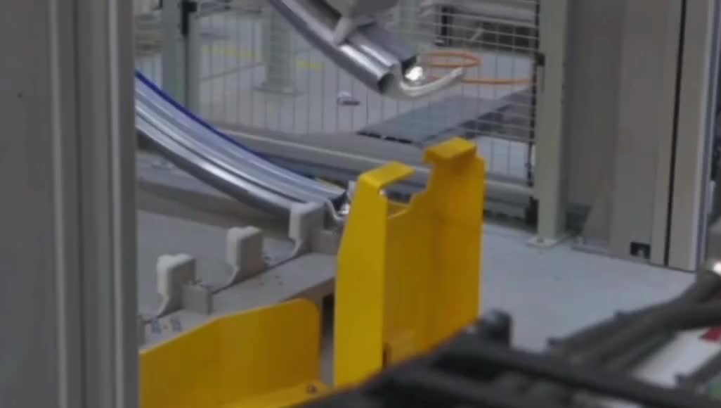 工业机器人配底部行走轨道有效扩大搬运工件
