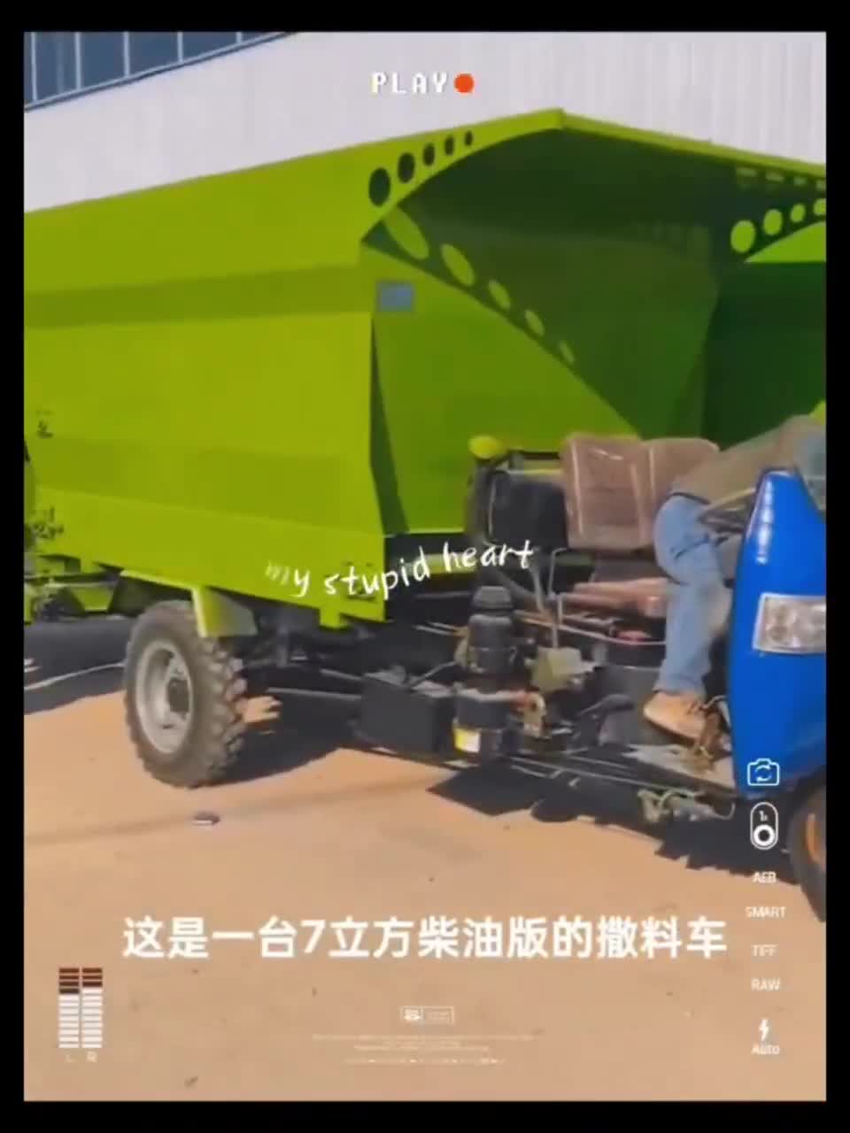 三轮撒料车牧场喂料车