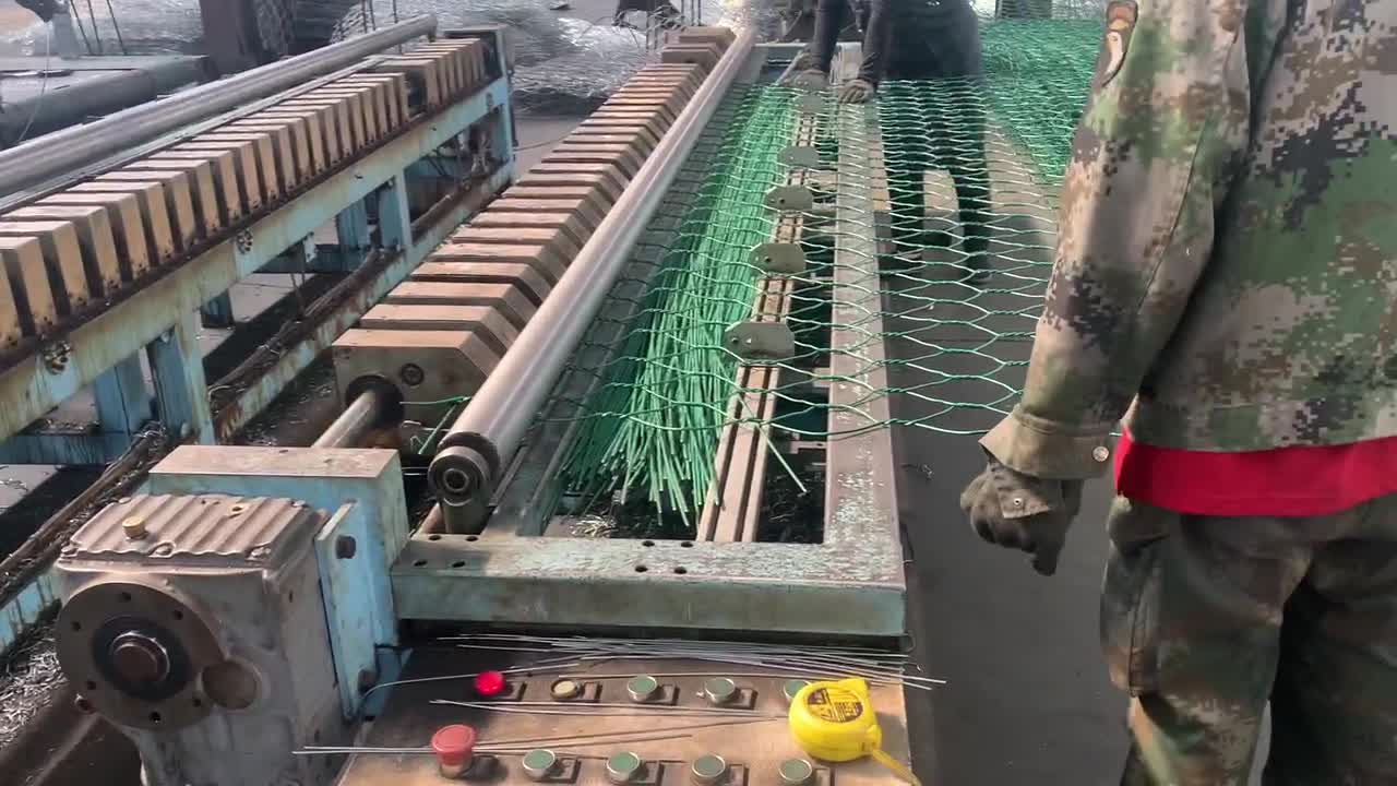 草绿色包塑石笼网实体工厂机器翻边格宾网